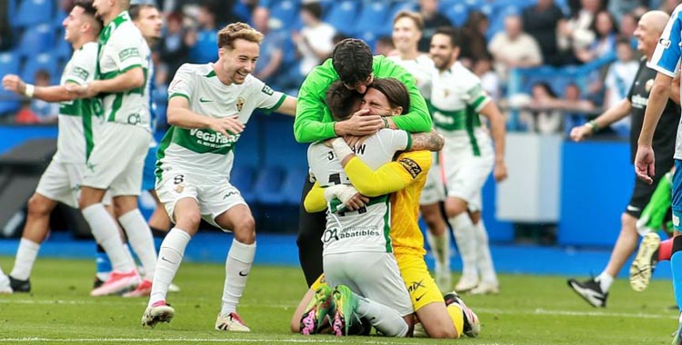 Los jugadores del Elche celebran su ascenso a Primera.