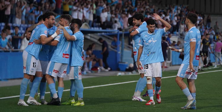 Los jugadores del Ciudad de Lucena celebran un gol ante el Tomares. Foto: Antonio Dávila / Ciudad de Lucena