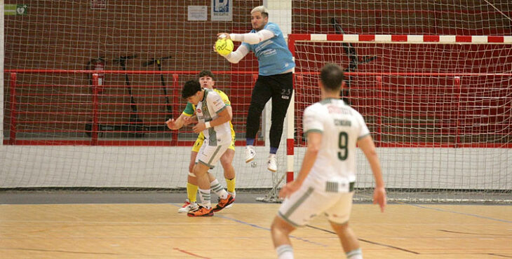 'Chara' Alarcón atrapando el balón en una salida. Foto: Edu Luque / Córdoba Futsal