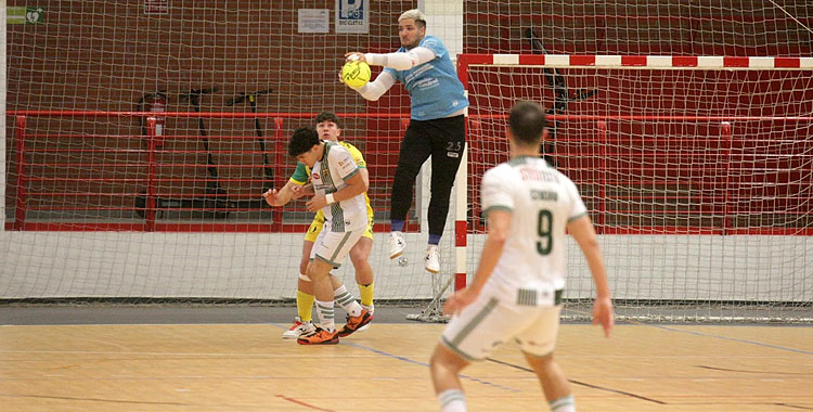 'Chara' Alarcón atrapando el balón en una salida. Foto: Edu Luque / Córdoba Futsal