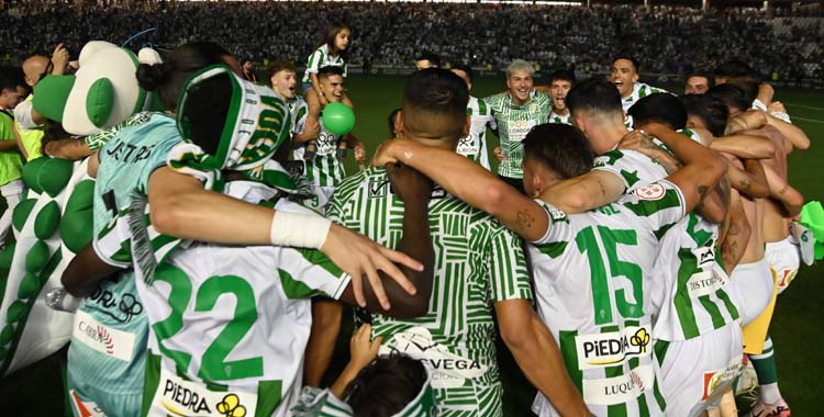 Celebración del ascenso del Córdoba a Segunda ante el Barcelona Atlètic.