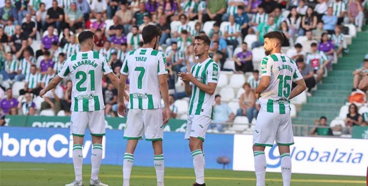Jugadores del Córdoba conversan durante e partido ante el Mirandés. Foto: LaLigaHypermotion