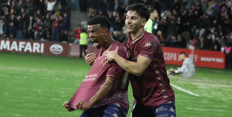 Dalisson festeja un gol con el Pontevedra.