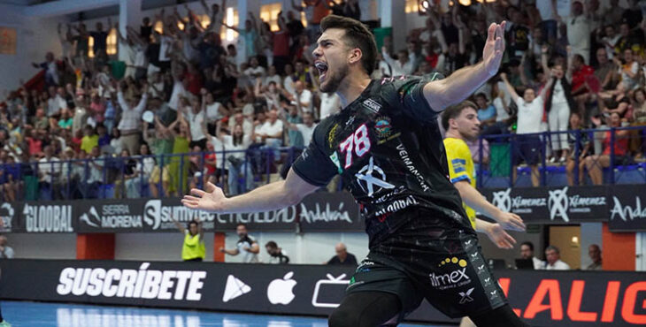 Euforia. David Estepa enardeciendo a la Legión Pontana en los minutos finales con sus goles.