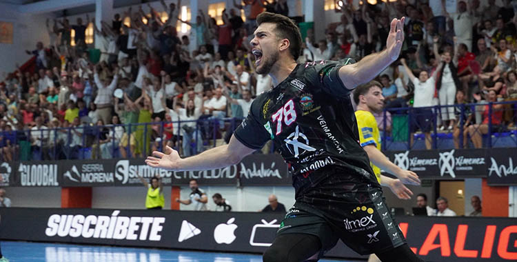 Euforia. David Estepa enardeciendo a la Legión Pontana en los minutos finales con sus goles.