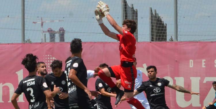 Estepa sale a por el balón en un partido del Atlético Central.
