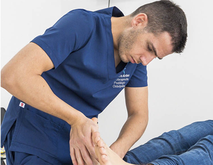 Un fisioterapueta tratando la fascitis plantar.