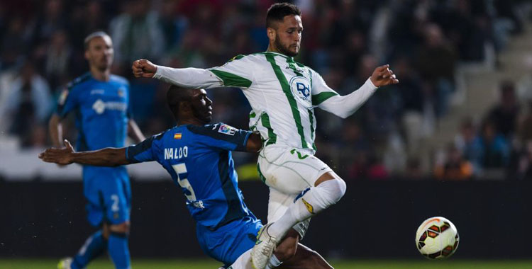 Florin Andone salva la entrada de un jugador del Getafe.