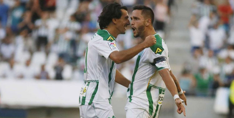 Florin Andone celebra con Pedro Ríos uno de sus goles con el Córdoba.