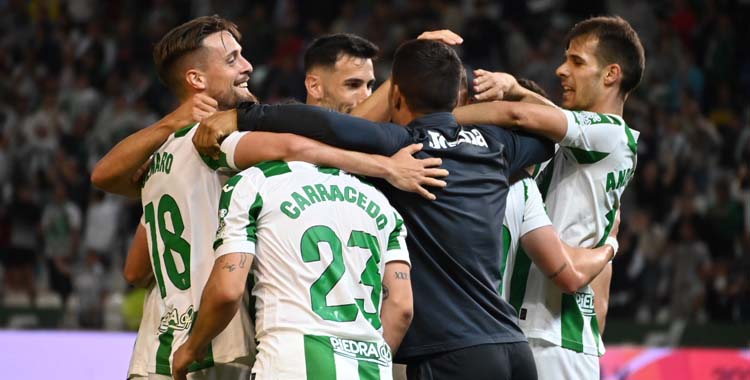 Los jugadores del Córdoba celebran un gol.
