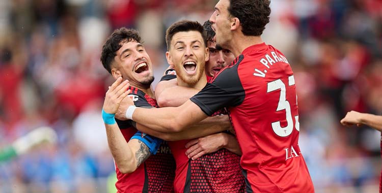 Los jugadores del Mirandés celebran el 1-0 ante el Real Oviedo.