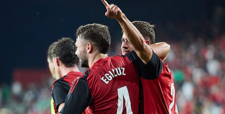 Los jugadores del Mirandés celebran un gol ante el Racing.