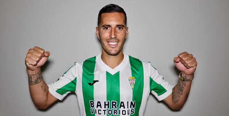 Sergi Guardiola, aún en Madrid, posa con la camiseta del Córdoba.