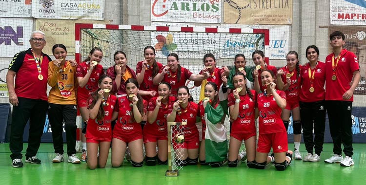 El IFEM CBM posa como campeón infantil de España.