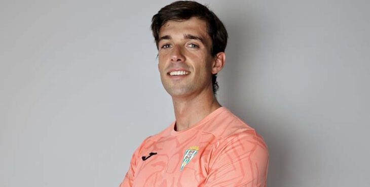 Iker Álvarez posa con la camiseta del Córdoba.