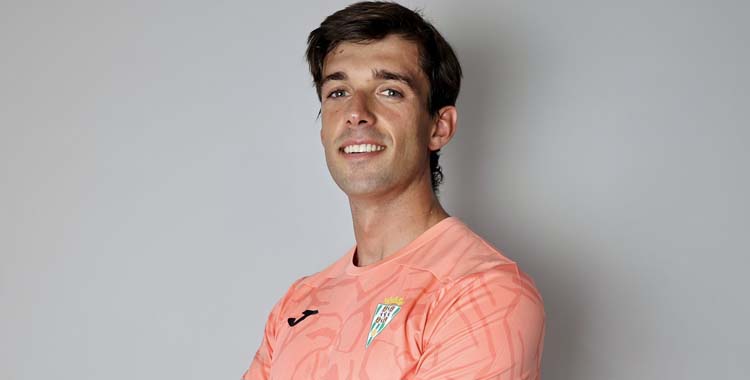 Iker Álvarez posa con la camiseta del Córdoba.