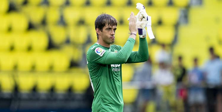 Iker Álvarez saluda tras un partido del Villarreal B.