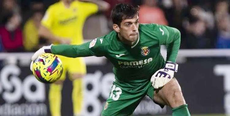 Iker Álvarez en un partido con el Villarreal B.