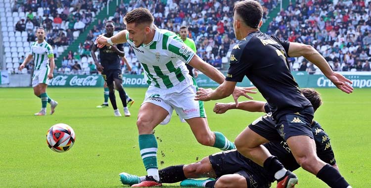 Isma Ruiz deja atrás a un jugador del Ceuta en la 2023-24.