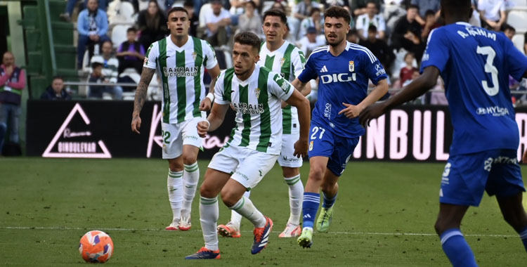 Isma Ruiz conduce el balón ante el Oviedo en El Arcángel.