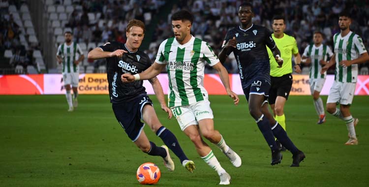 Jacobo supera a un jugador del Cádiz en El Arcángel.