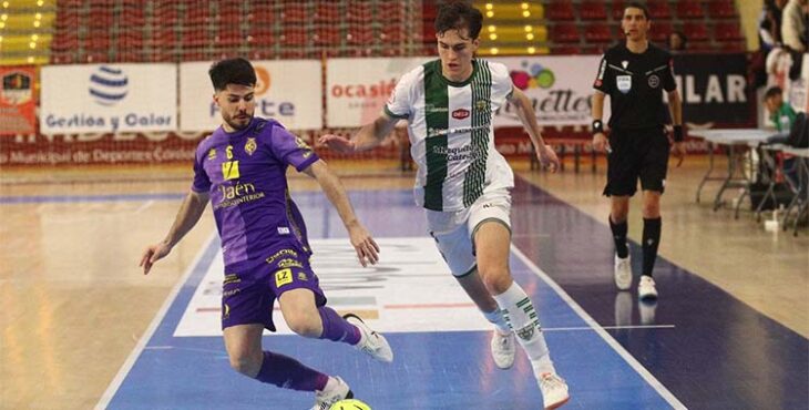 Javi Aranda conduce un balón en un partido de este curso. Foto: Edu Luque / Córdoba Futsal