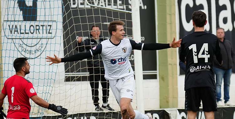 Javi Bernal celebra un tanto durante esta temporada. Foto: CD Pozoblanco