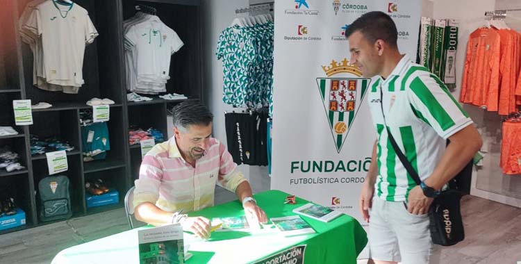 Toni Cruz firma un ejemplar de su nuevo libro.