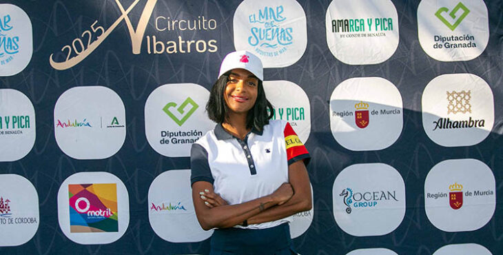 Liz Emiliano posando en el photocall del Circuito Albatros en Córdoba.