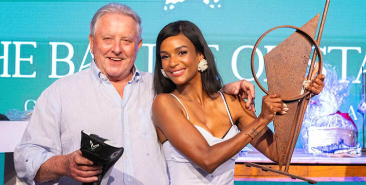 Liz Emiliano tras recibir su trofeo de ganadora de 'The Battle of Stars' manos de Arnau Sala, el CEO de Pula Golf.