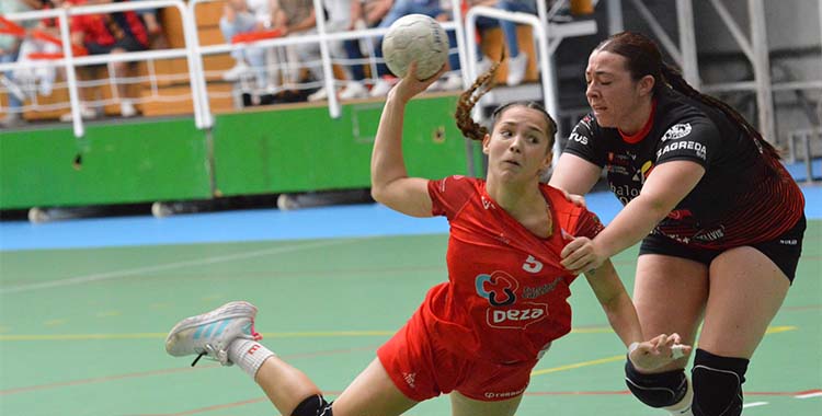 Lucia Lucena realiza un disparo en un partido de esta temporada. Foto: Rafa Barroso / CBM
