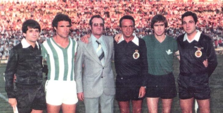 Manolín Cuesta posa junto al Litri en un homenaje al mismo.