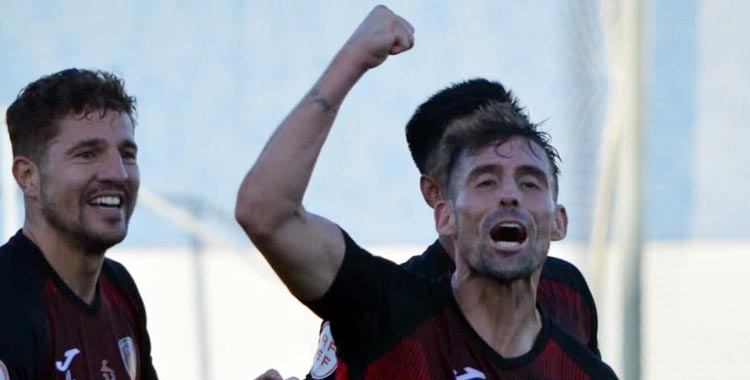 Marcos Pérez celebra un gol con el Salerm Puente Genil.