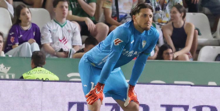 Carlos Marín sigue el juego del Córdoba ante el Albacete.