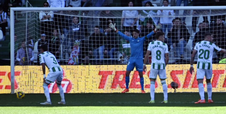 Carlos Marín se enfrenta a un penalti en El Arcángel.