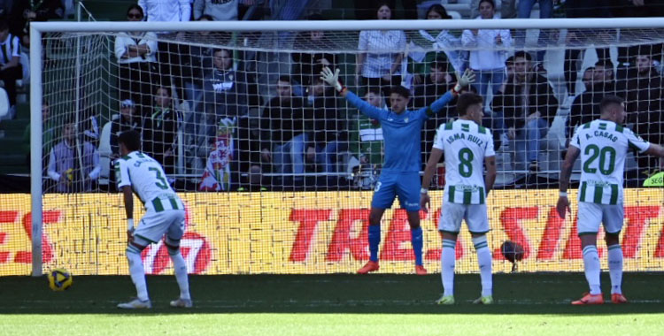 Carlos Marín se enfrenta a un penalti en El Arcángel.