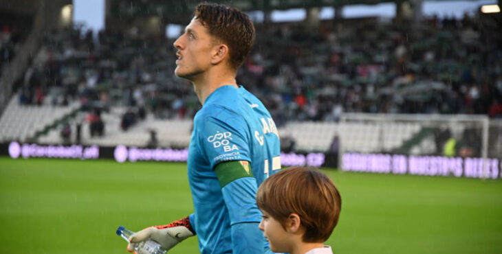 Carlos Marín salta al césped de El Arcángel antes de un partido. Autora: Natalia Román