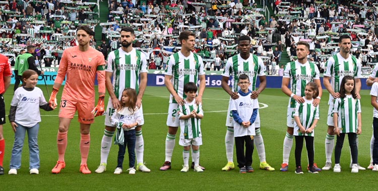 Carlos Marín junto a sus compañeros antes de un partido en El Arcángel.
