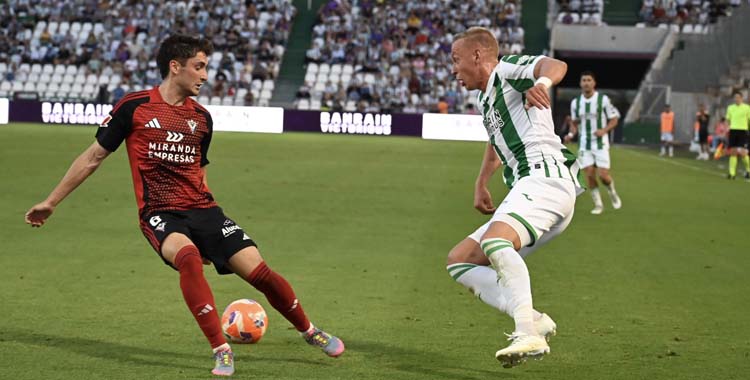 Obolskii trata de superar a un rival en El Arcángel.