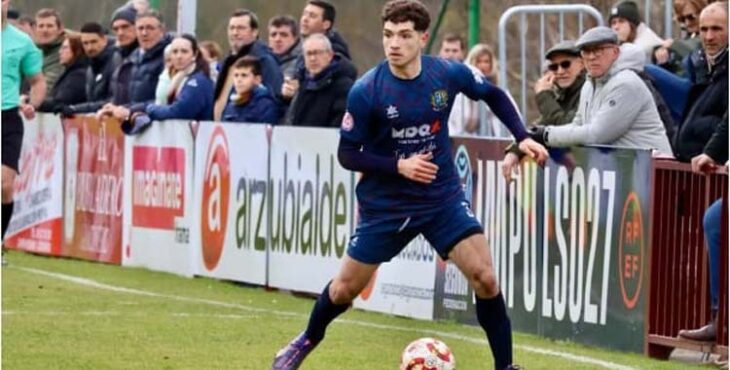 Pedro González en un partido con el Anguiano.