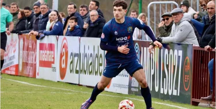 Pedro González en un partido con el Anguiano.