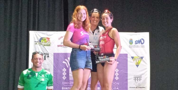 Podio femenino en el Triatlón Califas de Hierro 2025.