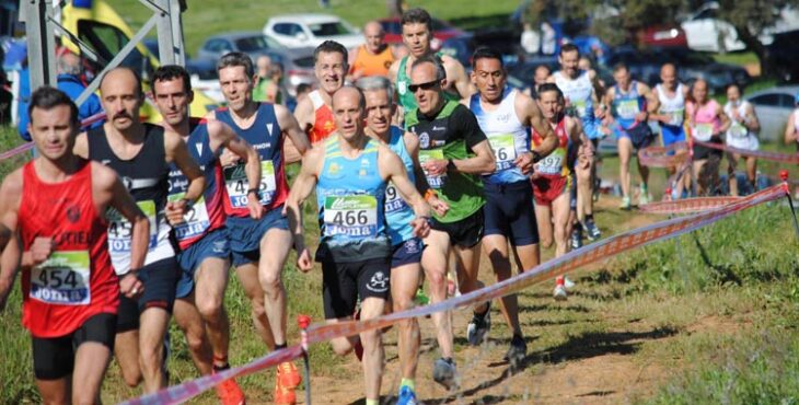Atletas en una prueba de campo a través en la provincia.