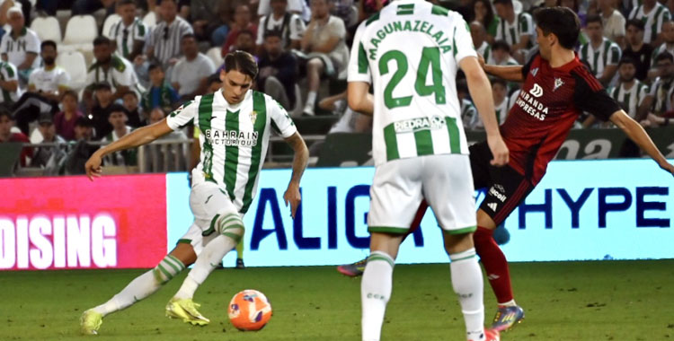 Álex Sala conduce el balón ante el Mirandés.