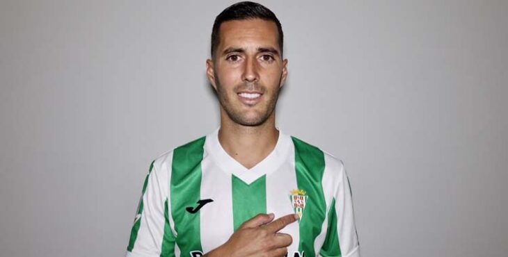 Sergi Guardiola posa con la camiseta del Córdoba.