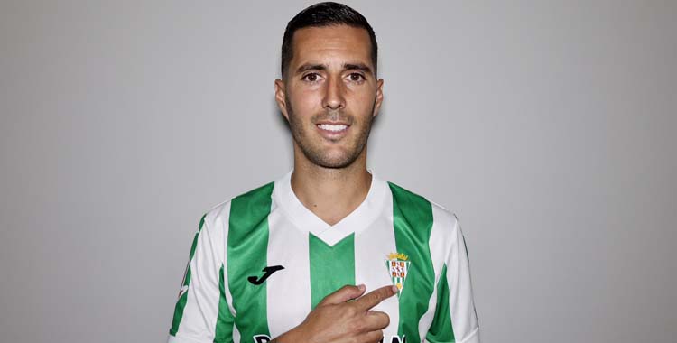 Sergi Guardiola posa con la camiseta del Córdoba.