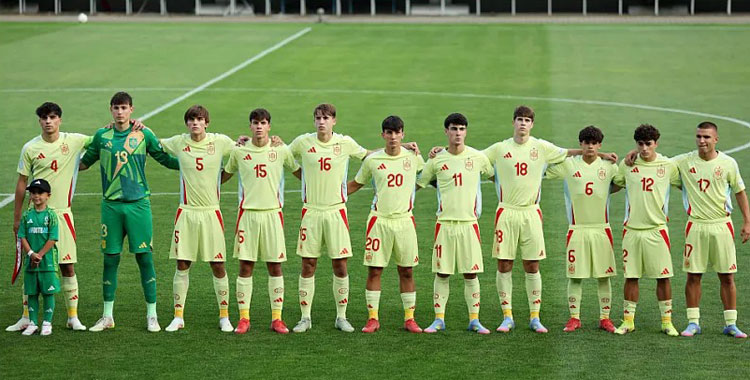 Andrés Cuenca, con el 5, posando con sus compañeros en los himnos nacionales. Foto: UEFA