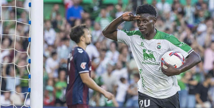 Suleiman Camara celebrando su primer gol con el Racing de Santander ante el Eibar.