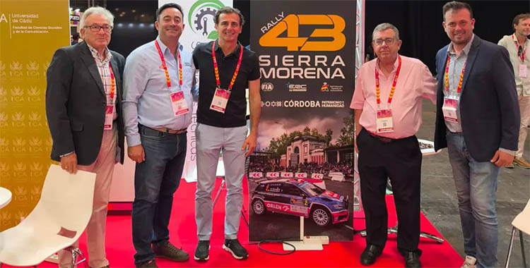 Manuel Muñoz, presidente del Automóvil Club Córdoba, en el stand del Rally Sierra Morena en el Sport Sumitt de Madrid junto a Pedro de la Rosa y otros miembros de la escudería.