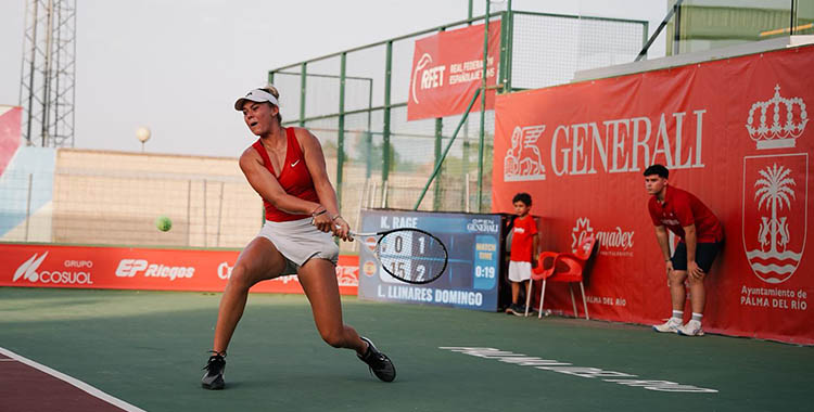 Una jugadora esperando la bola para golpear de revés sobre las pistas de El Pandero en la fase previa del Open Generali.